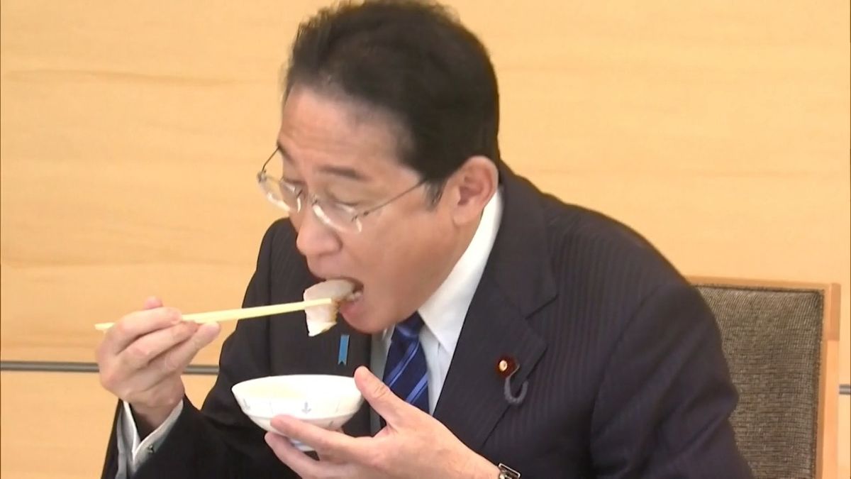 Japonský premiér před kamerami snědl rybu z Fukušimy. „Velmi dobrá,“ pochvaloval si